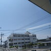 夏空と電線越しに見る、町の静かな風景