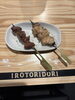 香ばしい焼き加減の絶品串「炭火焼居酒屋彩とりどり、オープン目前！試作メニューとドリンクをチェック中です」