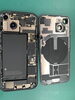 背面を開けたiPhone15「【iPhone15】水没で電源が入らない状態を復旧」