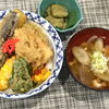本日のAランチは　鶏と野菜の天丼　けんちん汁