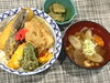 「本日のAランチは　鶏と野菜の天丼　けんちん汁」