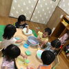 1・2歳児さんの「はるさめあそび」で広がる感触と色の世界