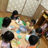 1・2歳児さんの「はるさめあそび」で広がる感触と色の世界
