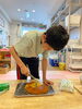 出来上がったケーキをカットしています✨「おやつクッキング🧑‍🍳✨【札幌市北区篠路　児童発達支援　放課後等デイサービス】」