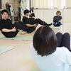 背中の丸まり・猫背が進むとどうなる？身体に現れやすい5つの変化
