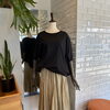 黒トップス×ベージュフレアスカートでつくる大人のリラックスコーデ