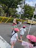 誘導される園児たちの可愛らしい列「7月の園外保育♪みんなでバスに乗っておでかけしました！」