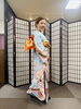 華やかに装う喜びと体験「問屋町レンタル着物TUZUMI　今日から8月ですね。真夏も涼しく笑顔で　はたちの集いに向けた振袖のお稽古風景」