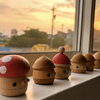 夕暮れに映える、窓辺のどんぐりたちです