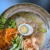 彩り野菜と韓国冷麺のさっぱり一皿