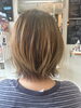 「柔らかブラウンのレイヤーボブで、軽さと奥行きのあるヘアスタイルに」