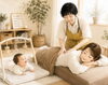 自宅出張の様子「残暑のなか、腰の痛みを我慢していませんか？赤ちゃんと一緒に自宅で受けられる骨盤ケア」