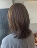 落ち着いた空間で美髪を叶える「オリーブベージュ×くびれミディで、柔らかな大人ヘアに🫒」