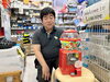 「10円ガチャ🎉新小岩ルミエール商店街に新登場🎊『青空らぼ』さんの10円ガチャガチャが話題💙店内で涼しく楽しめる（夏季）🍬無人駄菓子屋さん✨店内にはメダカも人気🐟新小岩のおでかけ・子ども連れにもおすすめ🌈」