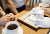 ハワイアンコナコーヒーを飲みながらのゆっくりとした打ち合わせスペース「人生の節目に寄り添う、KAIMANAのブライダルリングづくり」