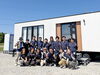 フレーベルイベントトレーラーハウスHakoniwa前で記念写真「トレーラーハウス『Hakoniwa』を初お披露目！フレーベルイベント開催レポート✨」