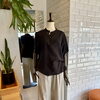 黒スタンドカラーブラウス×ベージュパンツでつくる大人のリラックスコーデ