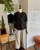 季節を問わず活躍する着心地の良い服「黒スタンドカラーブラウス×ベージュパンツでつくる大人のリラックスコーデ」