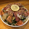 当店名物！大皿海鮮サラダで夏の乾杯をどうぞ