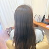 再結晶トリートメントで、湿気に負けにくいツヤストレートへ