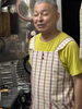 活気あふれるマスターの笑顔「料理好きDJ ninnin、キッチンで「スマイルエプロン」デビュー」