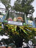 趣ある看板が祭りを彩る「8月8日〜11日まで夏季休業のお知らせ」