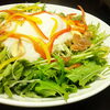 シャキッと元気に！水菜と温玉のサラダはいかがですか