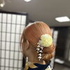 問屋町レンタル着物TUZUMI　夏の浴衣アップスタイルと華やかな髪飾り──後ろ姿まで美しく