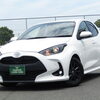 白いトヨタ・ヤリスHYBRID入庫！スタイリッシュなコンパクトカー