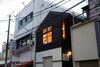 「黒い三角屋根と外階段が目印のイシカワ珈琲へのご案内」