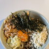 卵黄と香ばしトッピングを絡めて味わう、ぶっかけ蕎麦（試作）