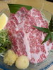 「国産黒毛和牛の霜降り肉刺身」