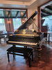 カフェには、アンティークなニューヨークSTEINWAYが！「台風にも負けず！」