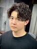 「スパイラルパーマでつくる、濡れ質感フロント長めショート」