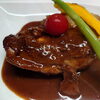 お肉ランチ♪骨付き鶏もも肉のデミグラスソース煮！