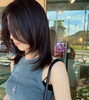 マンツーマン施術も個室も満喫「暗髪でも軽やかに楽しむ、人気のレイヤースタイル」