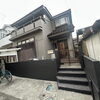 白い外壁から濃色へイメージチェンジした外観リフォーム事例｜外観を整えてすっきりとした住まいに