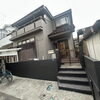 白い外壁から濃色へイメージチェンジした外観リフォーム事例｜外観を整えてすっきりとした住まいに