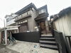 住まいの外観を美しく彩ります「白い外壁から濃色へイメージチェンジした外観リフォーム事例｜外観を整えてすっきりとした住まいに」