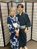 二人の記念に浴衣での写真撮影「問屋町レンタル着物TUZUMI 屏風前で寄り添うお二人の浴衣コーディネート」