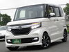 光沢のあるボディが魅力の軽未使用車「白いホンダ N-BOXカスタム入庫！ナビ付き＆広々ラゲッジの軽スーパーハイトワゴンです」