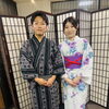 問屋町レンタル着物TUZUMI　屏風前で並ぶ涼やかな浴衣ペアコーディネート