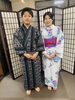 「問屋町レンタル着物TUZUMI　屏風前で並ぶ涼やかな浴衣ペアコーディネート」