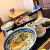 お刺身・うどん・小鉢がそろった和定食風ランチのご紹介 落ち着く店内の豊明市にある居酒屋です♪