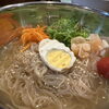 彩り野菜を添えたさっぱり韓国冷麺