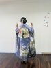 特別な日を彩る　優雅な装いと記念写真「問屋町レンタル着物　おばさまの振袖で迎えるはたちの集いスタジオ撮影」