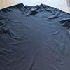 女性プリントTシャツを黒い半袖に縫い付けました