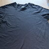 女性プリントTシャツを黒い半袖に縫い付けました