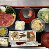 まぐろたっぷり鉄火丼と彩り小鉢の本日の和定食ランチ