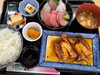煮魚と新鮮なお刺身、贅沢な和定食「コチカマの煮付け＋刺身盛り合わせ定食のご紹介　2800円（税込）」